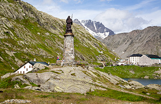 памятник святому Бернару на перевале Сен-Бернар