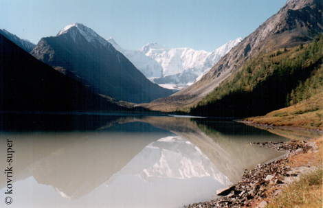 Аккемское озеро и вершина Белуха. Алтай