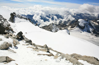 вид чуть не доходя до вершины Gran Paradiso, видна верхняя треть подъёма