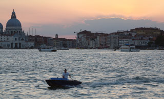 Венеция, просто вечер. Сентябрь – уже не жарко, но очень комфортно гулять и наслажадаться городом