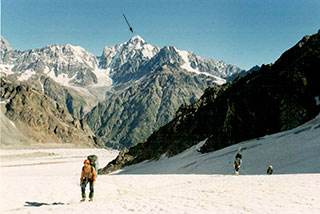 ледник Айлама. Стрелка - вершина Коштантау (5152 м.)