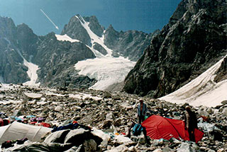 Лагерь и палатки на леднике Уллуауз. Стрелка - перевал Кундюм-мижирги