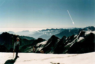 на перевале Кундюм-мижирги (4250, 3А), видна вершина Казбек (5033 м.) 