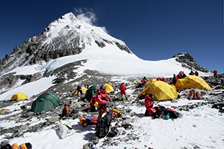 Эверест со стороны Тибета, Северное седло, лагерь, палатки